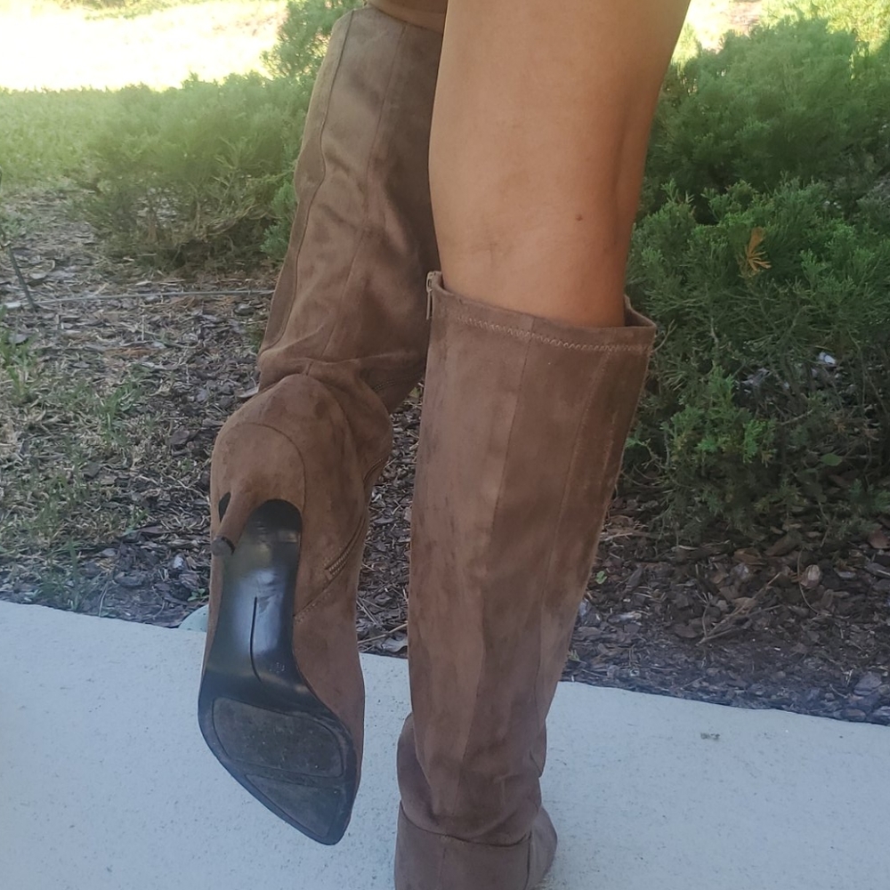 👢 Boots - Picture 2 of 10